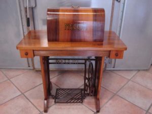 Mobile restaurato per macchina da cucire antica